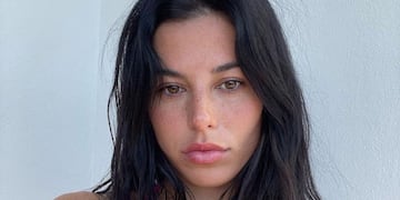 Victoria Villarroel posó tapada solo con plumas blancas y sorprendió en Instagram.