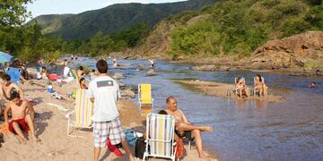 TURISMO. Así disfrutan los turistas a orillas del río en San Antonio de Arredondo (La Voz).