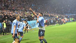 Franco Jara se sacó las ganas de convertir un gol en Belgrano. Se le fue la mano en el festejo y lo expulsaron.