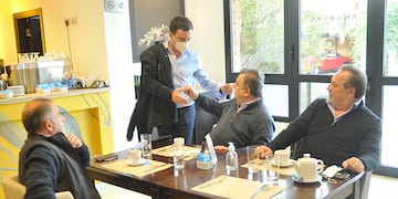 Luis Juez Mario Negri Gustavo Santos y Rodrigo de Loredo de juntos por Cordoba reunidos en Villa Belgrano después de las elecciones (foto Javier Ferreyra).