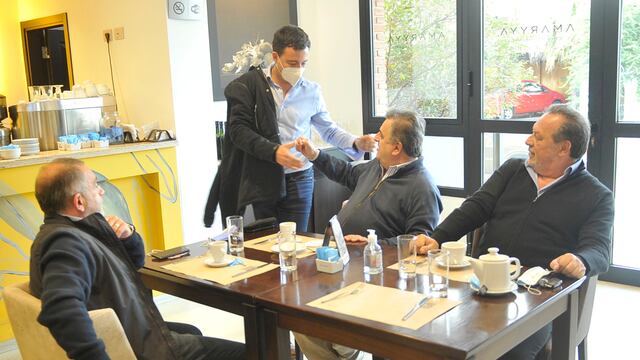 Luis Juez Mario Negri Gustavo Santos y Rodrigo de Loredo de juntos por Cordoba reunidos en Villa Belgrano después de las elecciones (foto Javier Ferreyra).