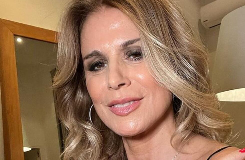 Flavia Palmiero se lució en la alfombra roja de Cannes con un vestido largo de cola y espalda al aire