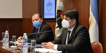 El diputado Amaya y el fiscal Lello Sánchez en el estrado, durante la exposición del titular del MPA en la Legislatura.