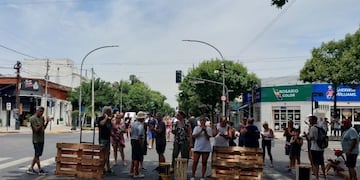 Vecinos del barrio Saladillo denuncian que llevan días sin luz en medio de la ola de calor.