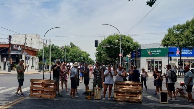 Vecinos del barrio Saladillo denuncian que llevan días sin luz en medio de la ola de calor.