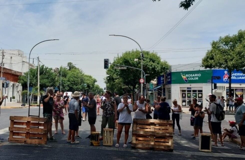 Vecinos del sur de Rosario cortaron calles para denunciar que llevan días sin electricidad