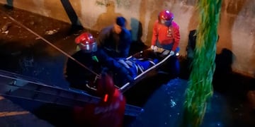 El motociclista terminó en las aguas del canal.