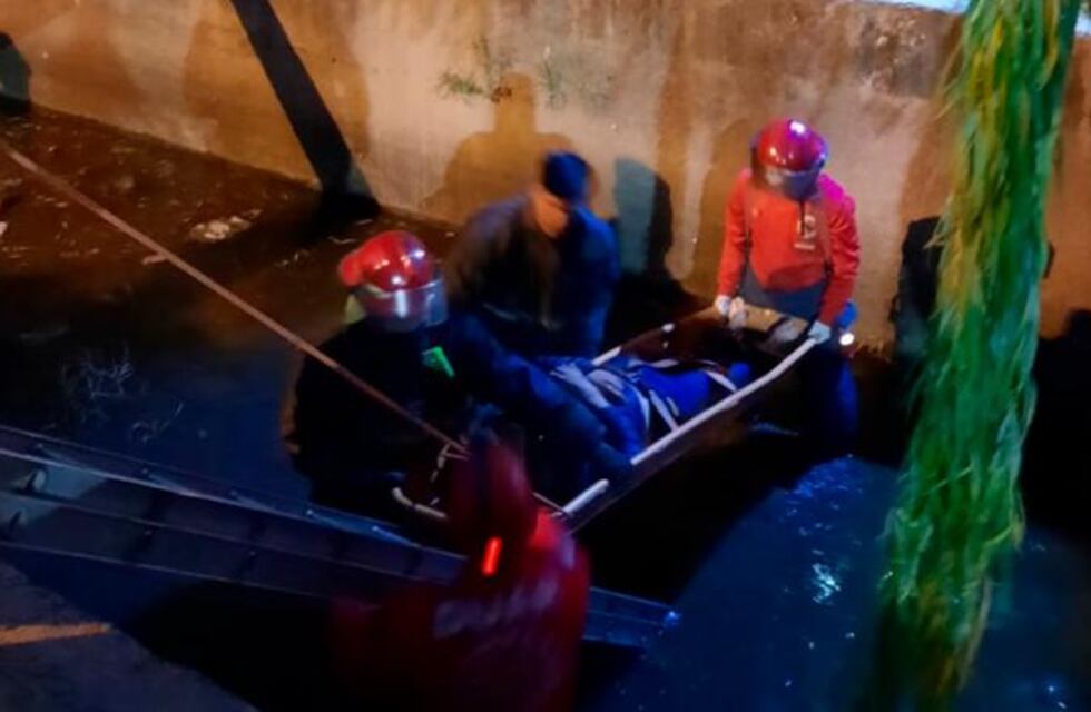 Increíble coincidencia en Córdoba: dos motoclistas cayeron al agua, en dos canales de riego