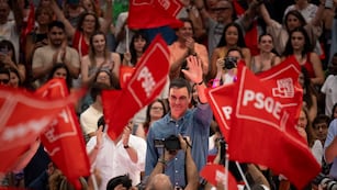 Pedro Sánchez, presidente del gobierno de España y candidato socialista a la reelección, saluda a sus seguidores durante el acto de cierre de campaña en Madrid, el 21 de julio de 2023. (AP Foto/Emilio Morenatti)