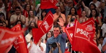 Pedro Sánchez, presidente del gobierno de España y candidato socialista a la reelección, saluda a sus seguidores durante el acto de cierre de campaña en Madrid, el 21 de julio de 2023. (AP Foto/Emilio Morenatti)