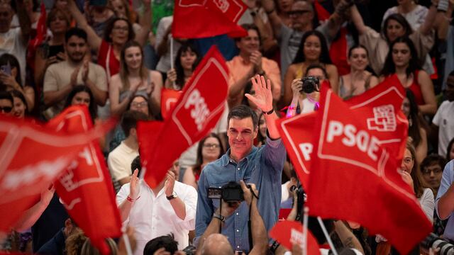 Pedro Sánchez, presidente del gobierno de España y candidato socialista a la reelección, saluda a sus seguidores durante el acto de cierre de campaña en Madrid, el 21 de julio de 2023. (AP Foto/Emilio Morenatti)