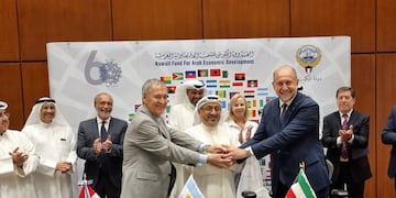 Los mandatarios provinciales participaron del acto oficial durante una gira por el exterior.