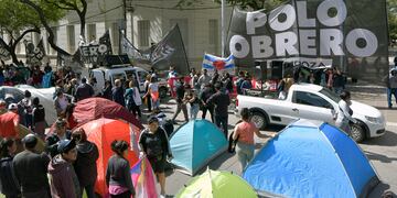 Cerca de 500 manifestantes pasaron la fría noche del miércoles acampando frente a la Legislatura en Mendoza.
Foto: Orlando Pelichotti / Los Andes