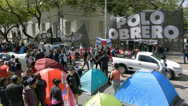 Cerca de 500 manifestantes pasaron la fría noche del miércoles acampando frente a la Legislatura en Mendoza.
Foto: Orlando Pelichotti / Los Andes