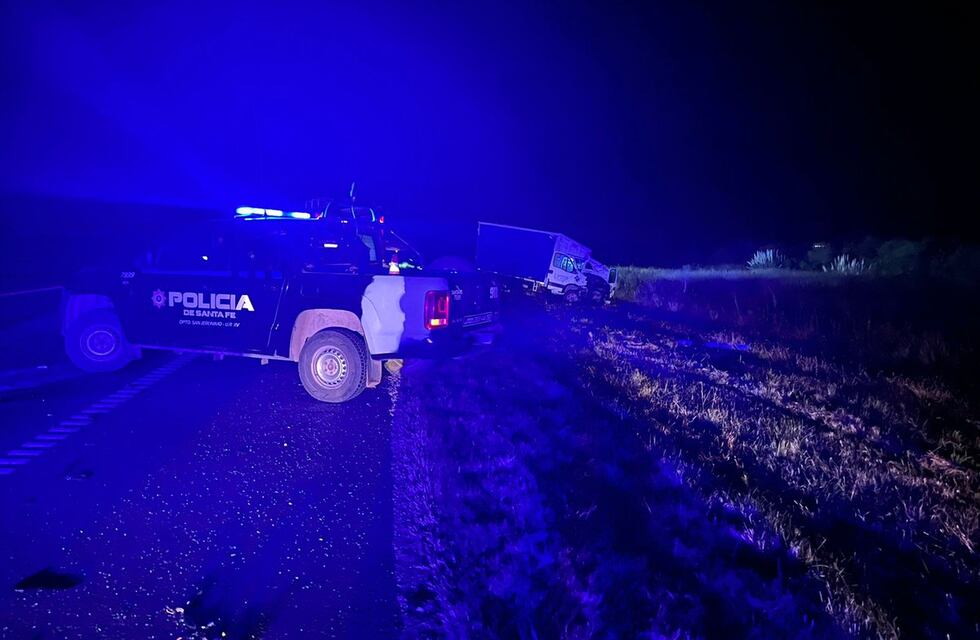 Tres personas chocaron con un camión y murieron en Autopista Rosario-Santa Fe