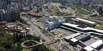 Contará con cinco puntos de acceso: Acceso Parque Sarmiento, Acceso Terminal de Ómnibus 1, Acceso Hombre Urbano, Acceso Costanera Norte y Acceso Barrio Juniors.