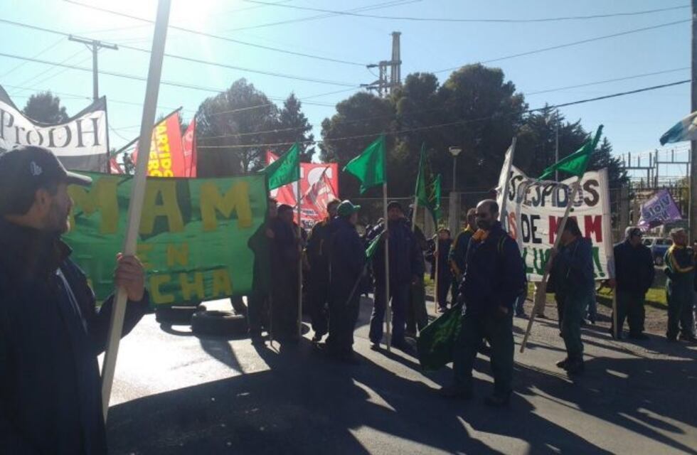 Ex trabajadores de MAM protestan por despidos y cortan el puente viejo