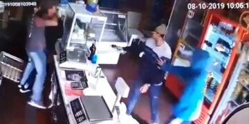 Los delincuentes le dispararon dos veces al comerciante de calle Nicaragua al 1200 y de milagro los tiros no hirieron a la víctima del asalto\u002E (Captura de pantalla)