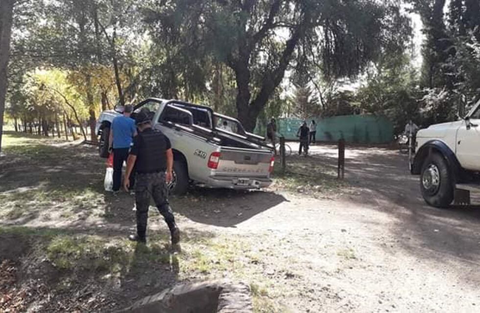 Evitó chocar con un camión pero se incrustó en los viejos rieles del ferrocarril
