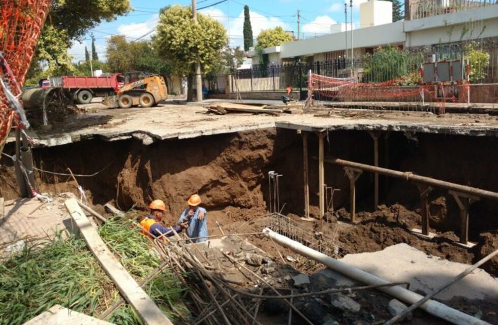 Se desmoronó un tramo de una calle que estaba en obra de desagüe en barrio Jardín
