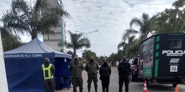 Bloque en los ingresos de Villa Ocapmpo