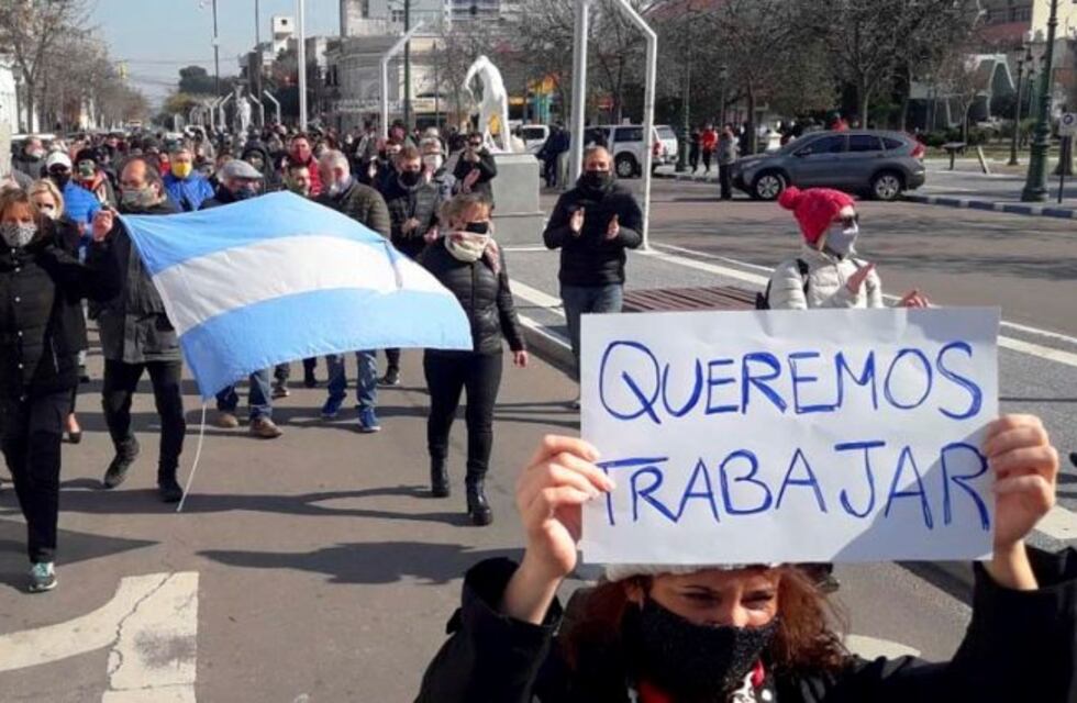 Nueva marcha de comerciantes de Santa Rosa pidiendo que los habiliten a abrir sus negocios