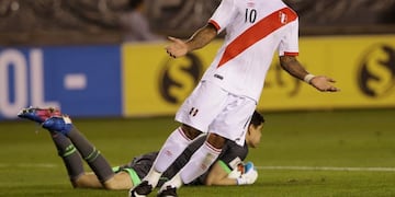 Peru's Jefferson Farfan fails to score as Bolivia's goalkeeper Carlos Lampe holds the ball during a 2018 World Cup qualifying soccer match in Lima, Peru, Thursday, Aug 31, 2017\u002E (AP Photo/Martin Mejia)\r\n\r\n lima peru Jefferson Farfan eliminatorias campeonato mundial 2018 futbol futbolistas partido seleccion peru bolivia