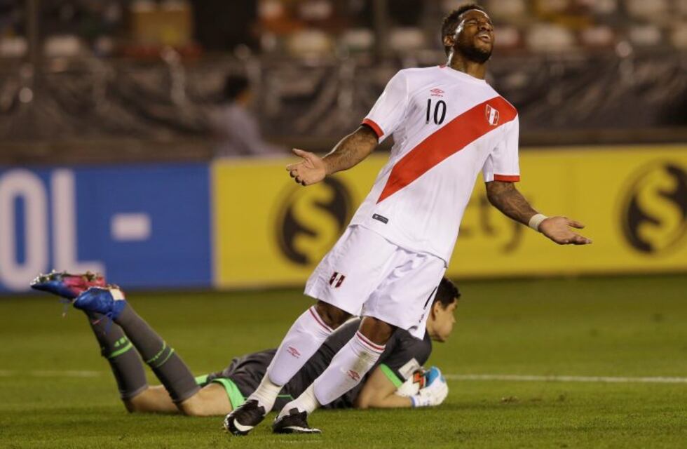 El delantero peruano Farfán se lesionó y está prácticamente afuera del duelo contra Argentina