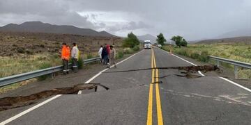 Hundimiento de calzada por el temporal en la Puna\u002E