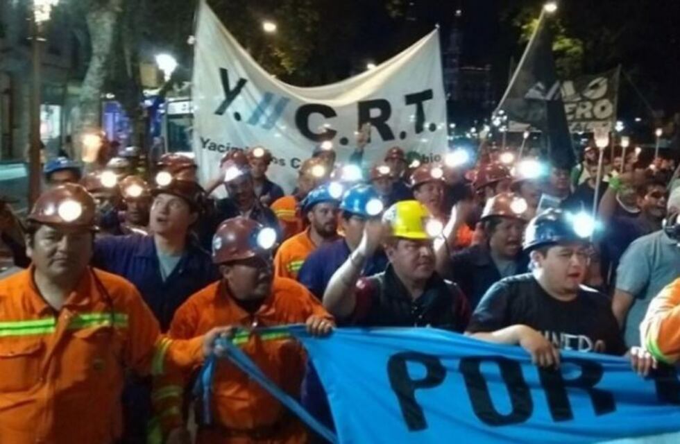 Mineros de Río Turbio instalaron una carpa de protesta frente al Congreso