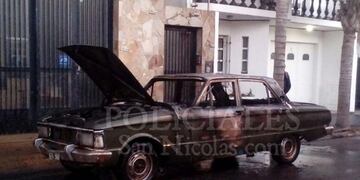El Ford Falcon se encontraba estacionado cuando se desató el fuego\u002E (Policiales San Nicolás)