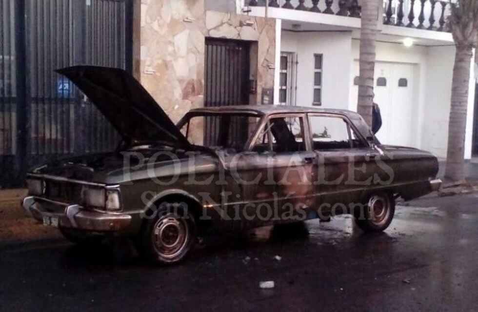 Se incendió un auto en plena calle y no pudieron identificar a su propietario