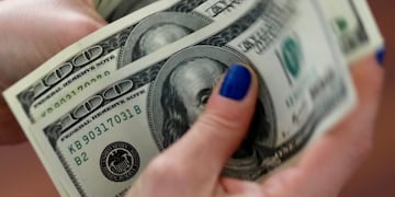 El dólar blue baja a $154 y los acciones de YPF vuelven a caer (REUTERS)