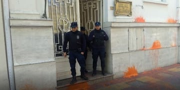 Manifestantes arrojaron pintura contra las paredes de la Legislatura de Mendoza, en protesta por el Código Contravencional\u002E