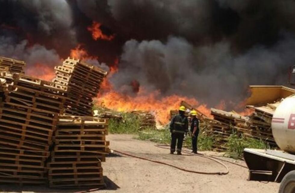Impresionante incendio en una maderera cerca de Villa Esquiú
