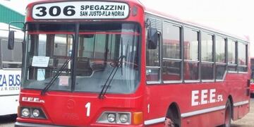 Un chofer de la línea 306 de colectivos murió en pleno incendio de su unidad mientras evacuaba a los pasajeros\u002E