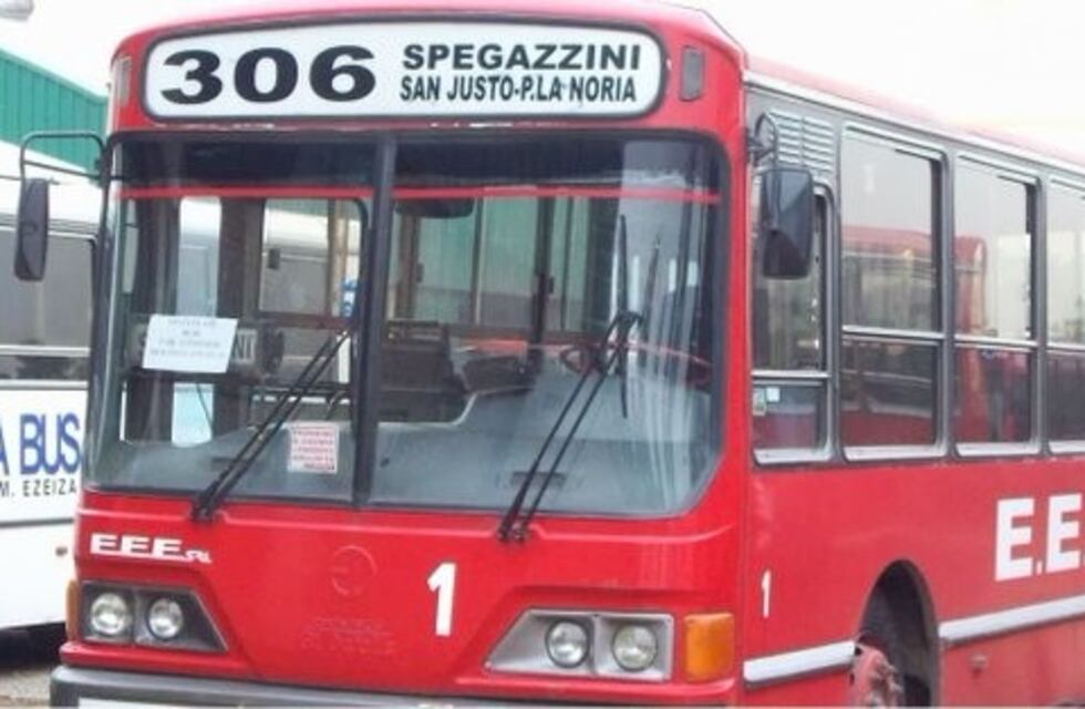 Tragedia en la línea 306 de colectivos: un chofer murió al evacuar su unidad en pleno incendio