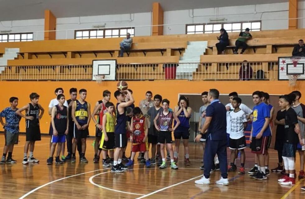 Integrante del cuerpo técnico de la Selección Argentina de Básquet  brindó una clínica