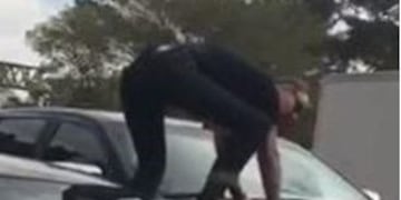 Hombre se para en una camionera en General Paz