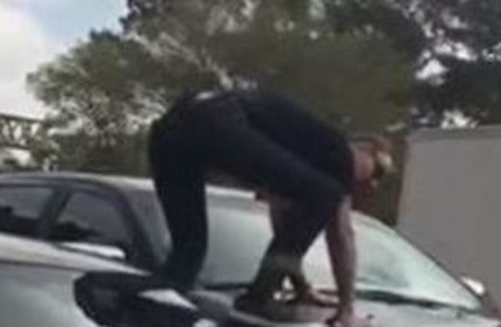 Furia en la General Paz: un conductor terminó saltando en el capot de una camioneta