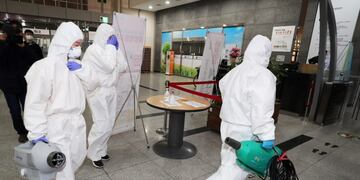 Sejong (Korea, Republic Of), 07/03/2020\u002E- Health officials enter the Health Ministry building to carry out a disinfection after a public servant working for the ministry had tested positive for coronavirus, in Sejong, South Korea, 07 March 2020\u002E With over 6,000 cases confirmed, South Korea currently accounts for the highest number of infections outside mainland China\u002E (Corea del Sur) EFE/EPA/YONHAP SOUTH KOREA OUT