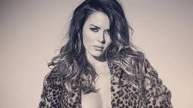 Karina Jelinek encandiló a sus seguidores con su escotazo navideño