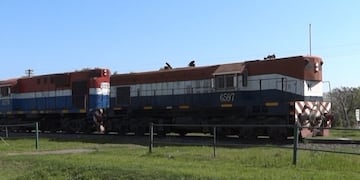 Quiso parar el tren con la mano, fue embestido y salvó su vida de milagro