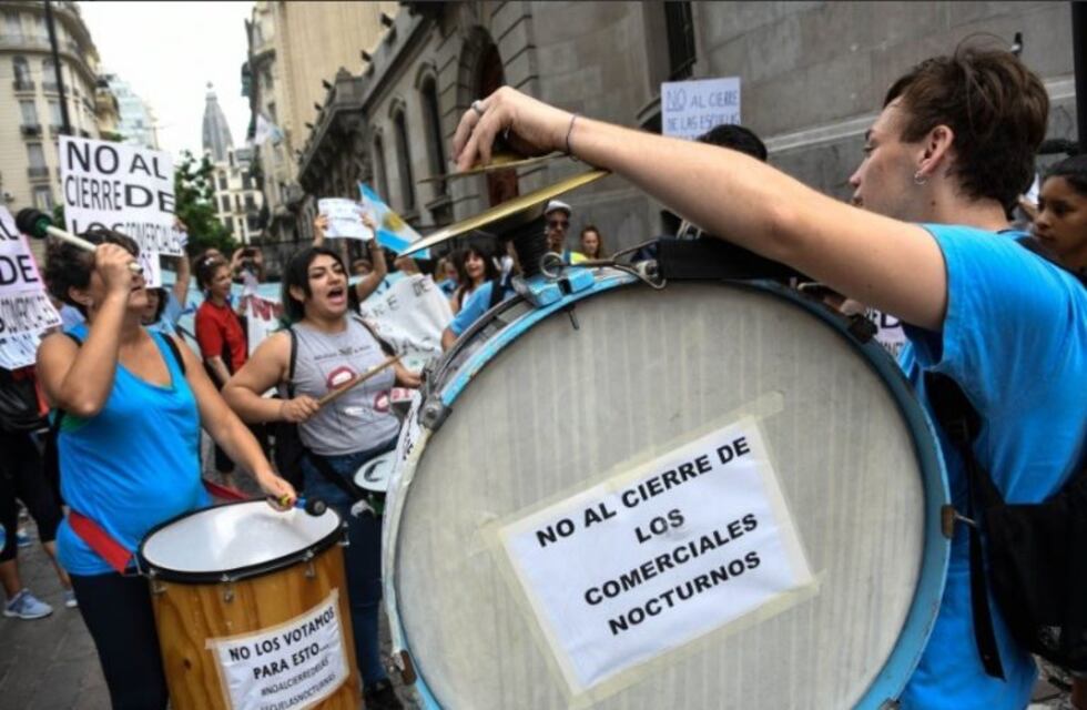 Docentes marchan al Ministerio de Educación contra el cierre de escuelas