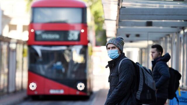En el Reino Unido ya son más de 35.300 las víctimas fatales. (Foto: Andy Rain/EFE/EPA)