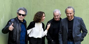 De izq\u002E a der: los artistas españoles Miguel Ríos, Ana Belén, Víctor Manuel y Joan Manuel Serrat posan durante una sesión fotográfica en Buenos Aires, Argentina, el 25/09/2017\u002E Los icónicos artistas cerrarán a partir de mañana en la Argentina la gira mundial de \