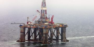 Plataforma petrolífera\u002E  El Gobierno argentino aprobó que empresas petroleras participen en la explotación, de los recursos naturales en la cuenca de las islas Malvinas\u002E