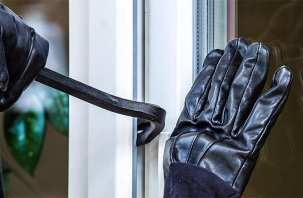 Una mujer de 63 años salió de su casa y al volver se dio cuenta que le habían robado $20.000 pesos y 100 dólares