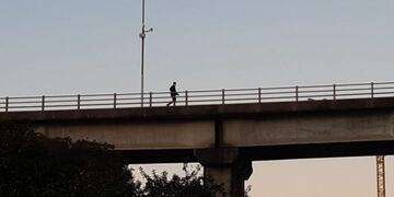 Se restringe el paso caminando por sobre el puente General Belgrano\u002E
