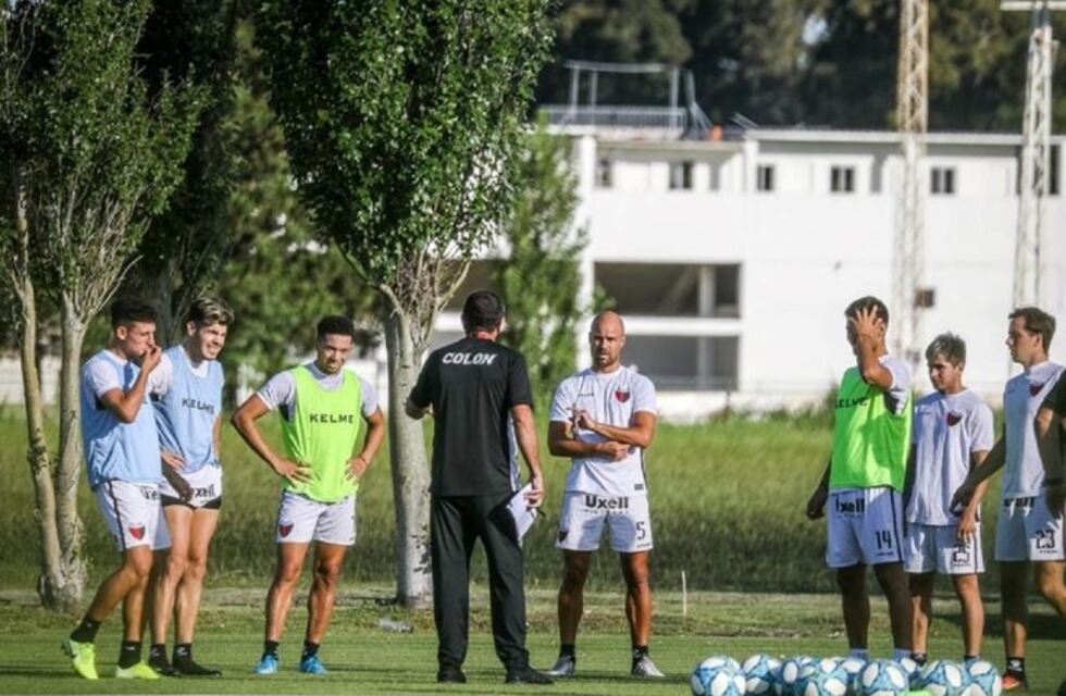 La barra brava de Colón irrumpió en la práctica para apretar al plantel